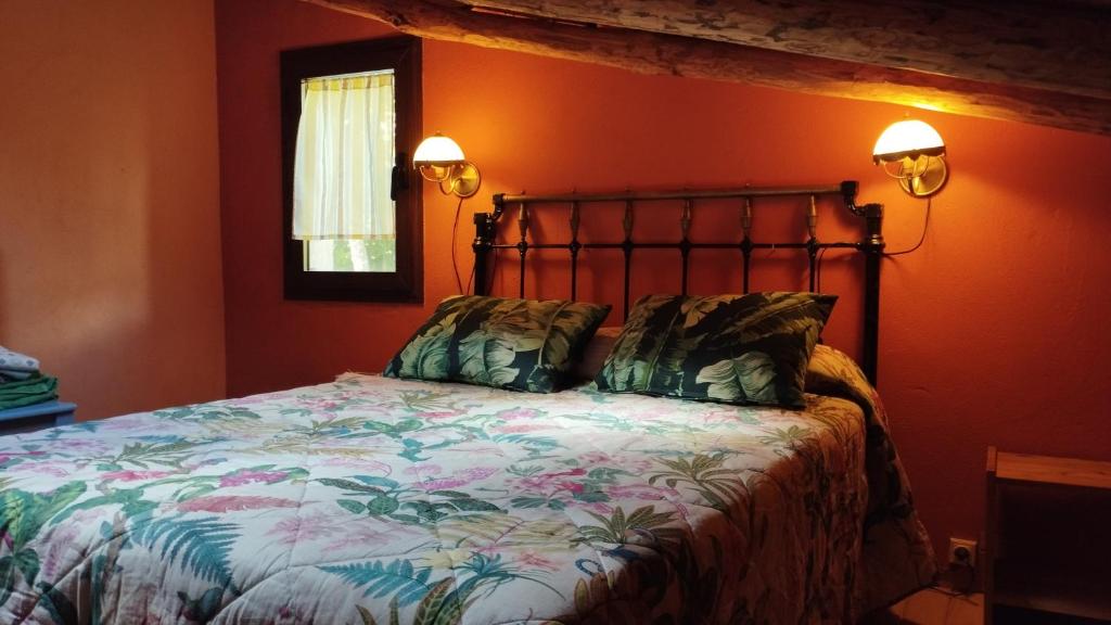 A bed or beds in a room at Casa Rural El Riandero