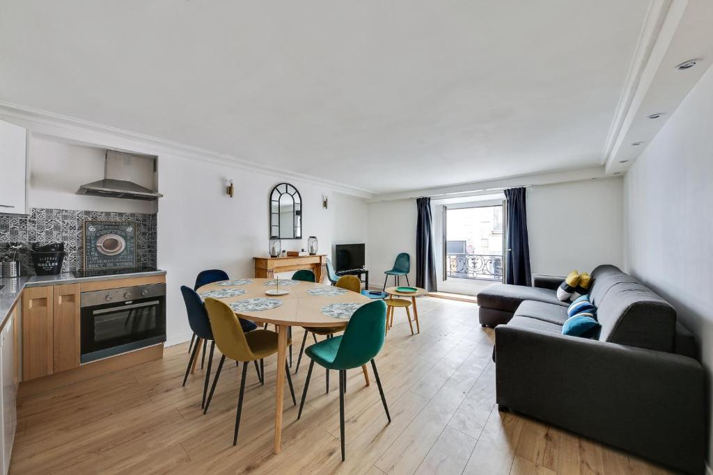 une cuisine et un salon avec une table et un canapé dans l'établissement Bluestay 5- Superbe appartement à Paris, à Paris