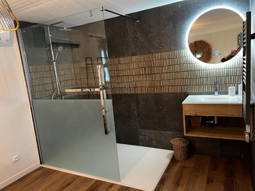 Koupelna v ubytování Cocon cosy appart romantique, jacuzzi piscine