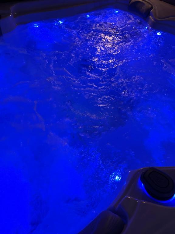 Bazén v ubytování Cocon cosy appart romantique, jacuzzi piscine nebo v jeho okolí