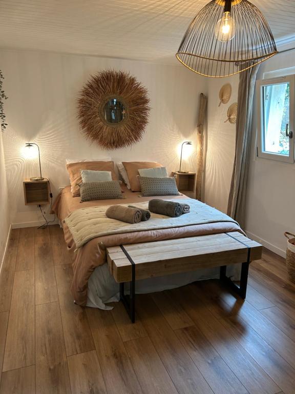 Postel nebo postele na pokoji v ubytování Cocon cosy appart romantique, jacuzzi piscine