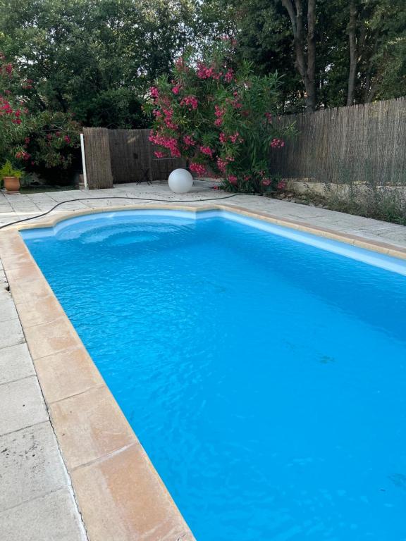 Bazén v ubytování Cocon cosy appart romantique, jacuzzi piscine nebo v jeho okolí