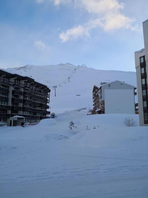 une ville enneigée avec des bâtiments et une remontée mécanique dans l'établissement MyHome - Plein Soleil 31 - Charmant studio 4 personnes au pied des pistes - Val Claret, à Tignes
