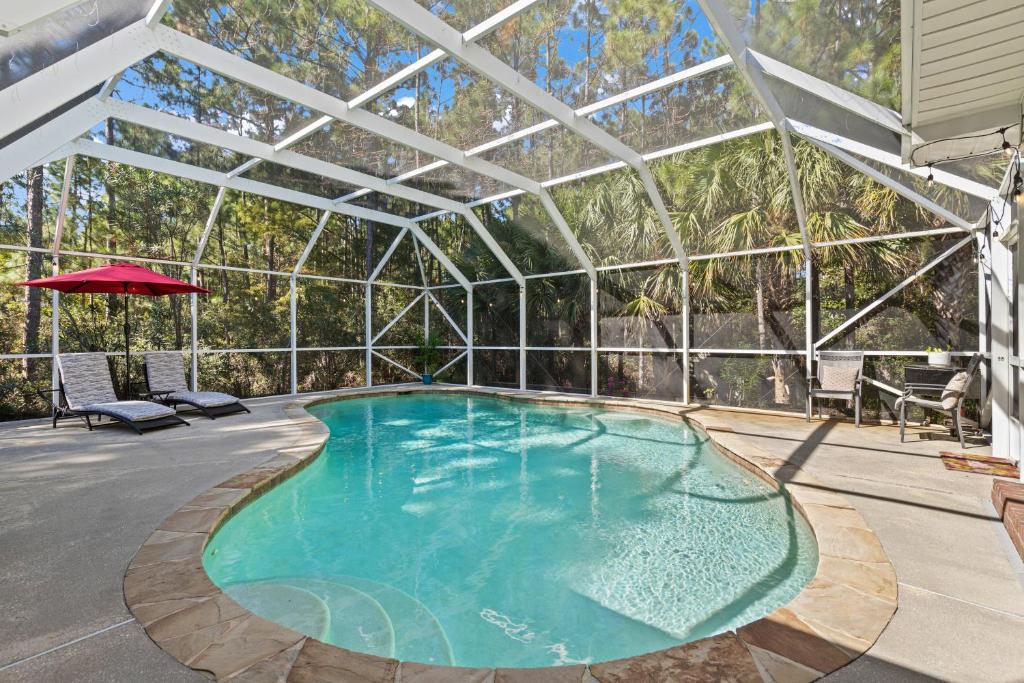 Πισίνα στο ή κοντά στο Navarre Oasis - Heated Saltwater Pool, Hot tub & Game room - Minutes from the beach!