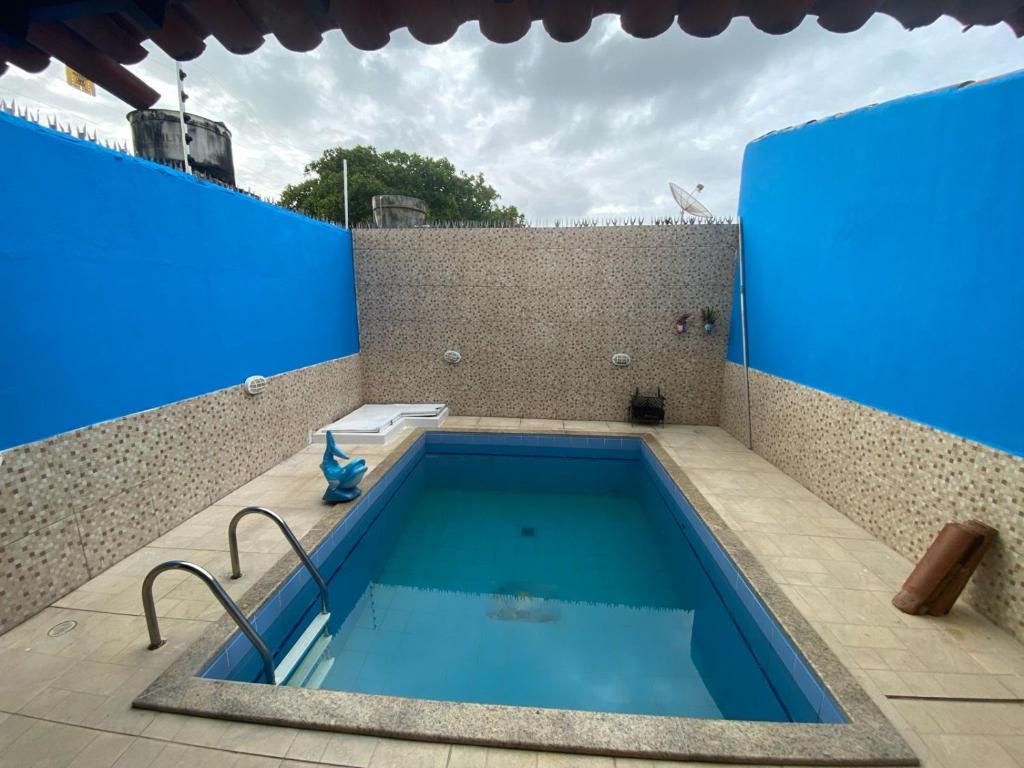 ein Swimmingpool auf dem Dach eines Hauses in der Unterkunft Casa de praia em Tamandaré - Carneiros in Tamandaré
