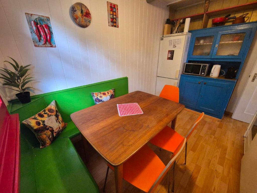Kuchyň nebo kuchyňský kout v ubytování CASA UNO Heimeliges Chalet mitten in Spiez