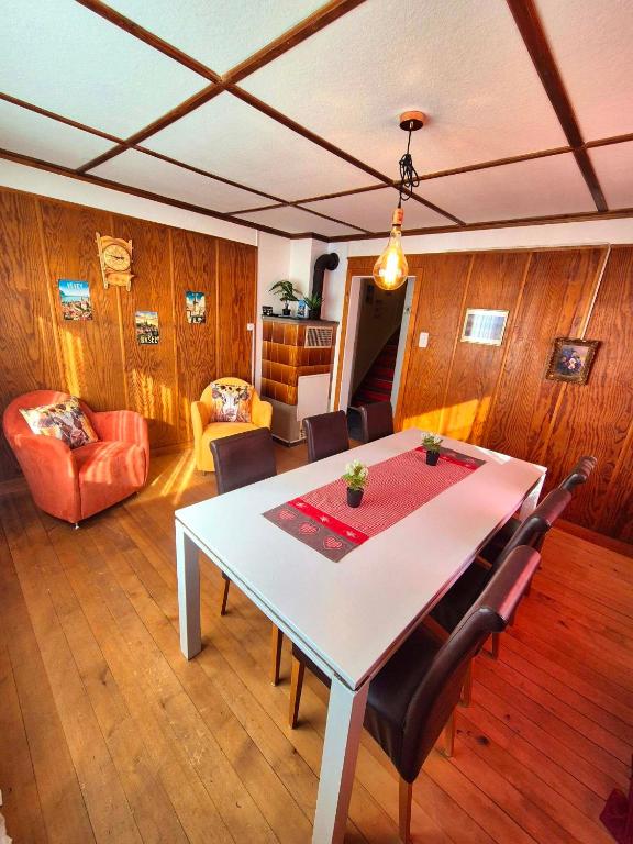 Posezení v ubytování CASA UNO Heimeliges Chalet mitten in Spiez
