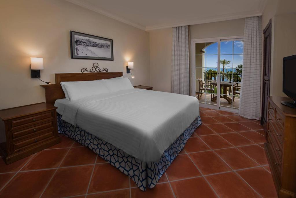 Postel nebo postele na pokoji v ubytování Marriott's Playa Andaluza