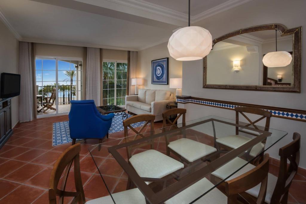 TV a/nebo společenská místnost v ubytování Marriott's Playa Andaluza