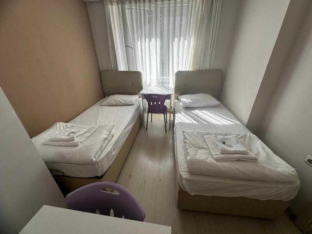 KarabükSafranbolu apartments的一间带窗户的小房间里有两张床