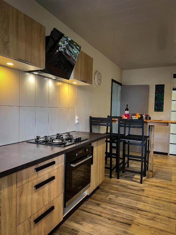 Kuchyň nebo kuchyňský kout v ubytování Heinani Lodge Tiahura