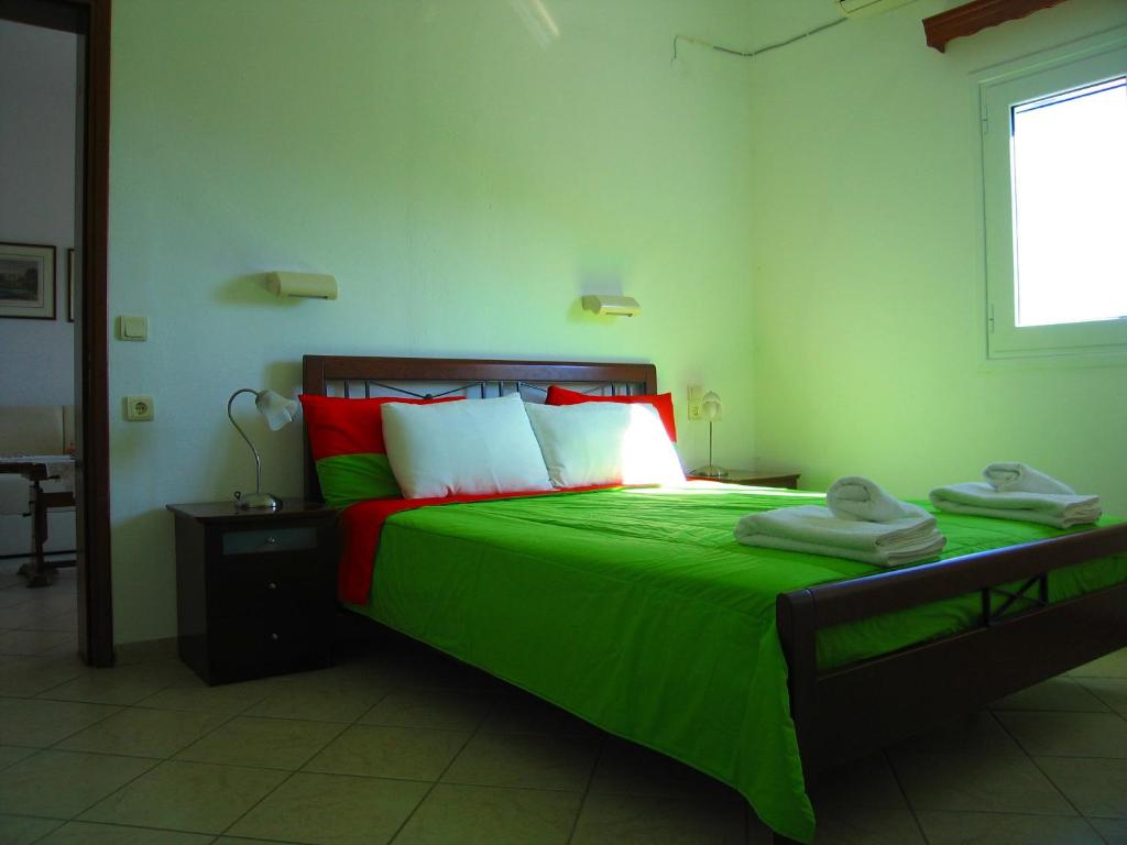 A bed or beds in a room at Spiros Studios