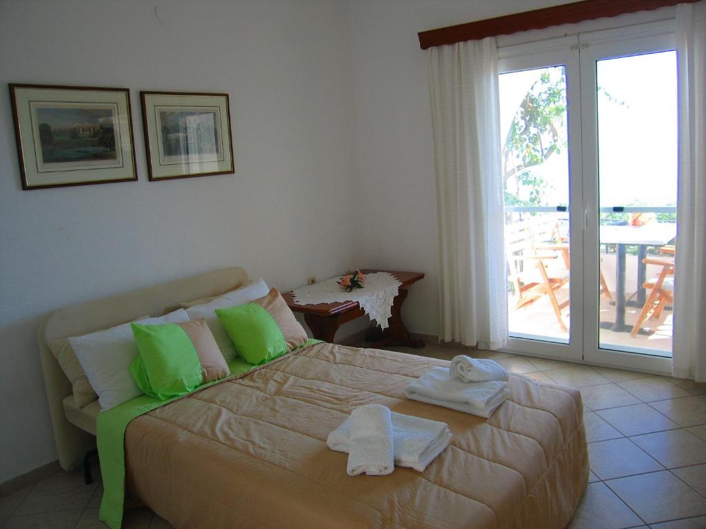 A bed or beds in a room at Spiros Studios
