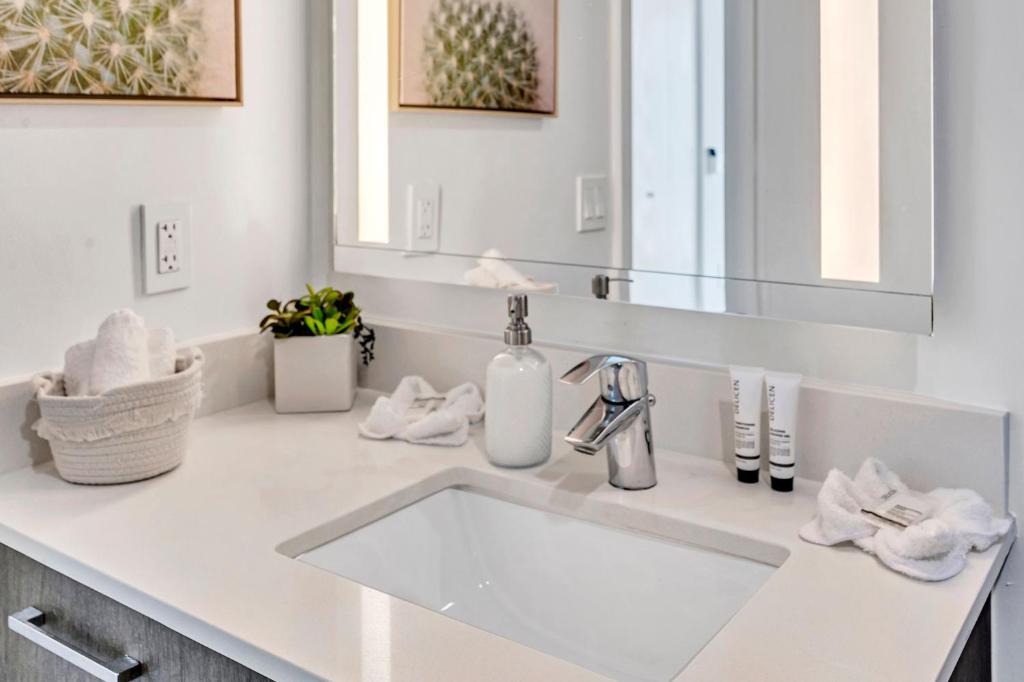 Mesmerizing Water Views Corner Condo photo