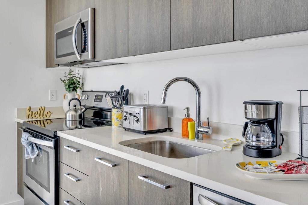 Mesmerizing Water Views Corner Condo photo