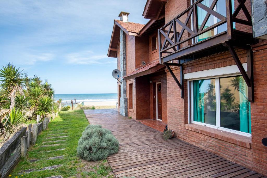a house with a wooden walkway to the beach at Las Marinas in Ostende