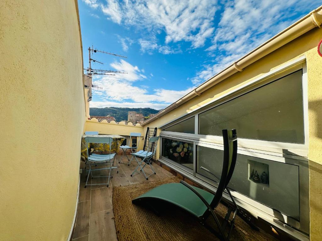 d'un balcon avec vue sur une maison. dans l'établissement Collioure: Duplex charmant, proche plage, terrasse, WiFi - FR-1-309-481, à Collioure