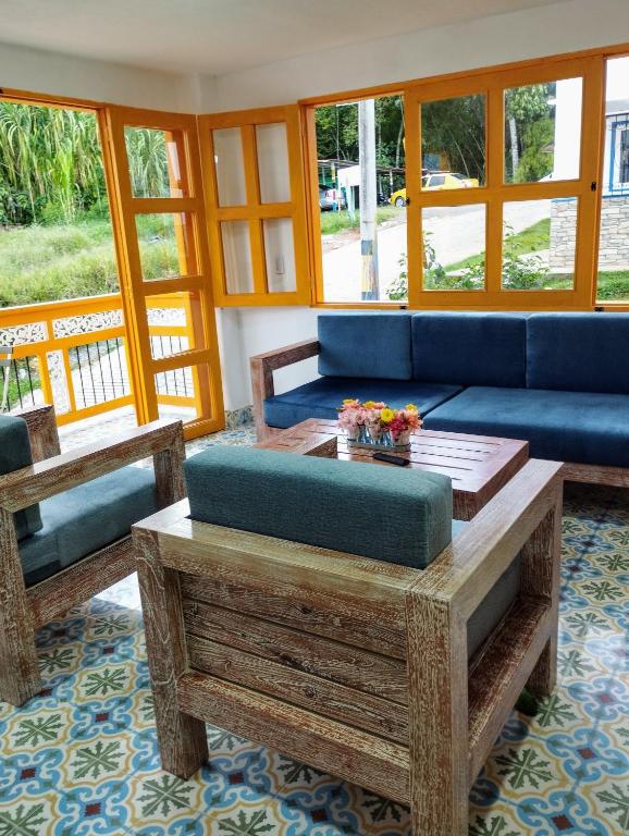 a living room with a blue couch and a coffee table at LaSanthaE, Jericó in Jericó