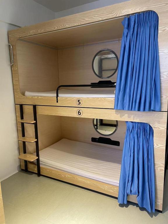 Palanda nebo palandy na pokoji v ubytování Hi Backpackers (Hong Kong Hostel Group)
