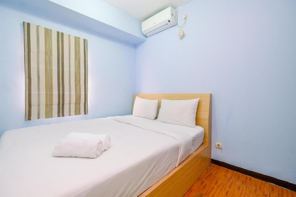 Ένα ή περισσότερα κρεβάτια σε δωμάτιο στο Modern Look 2BR at Bogor Valley Apartment By Travelio