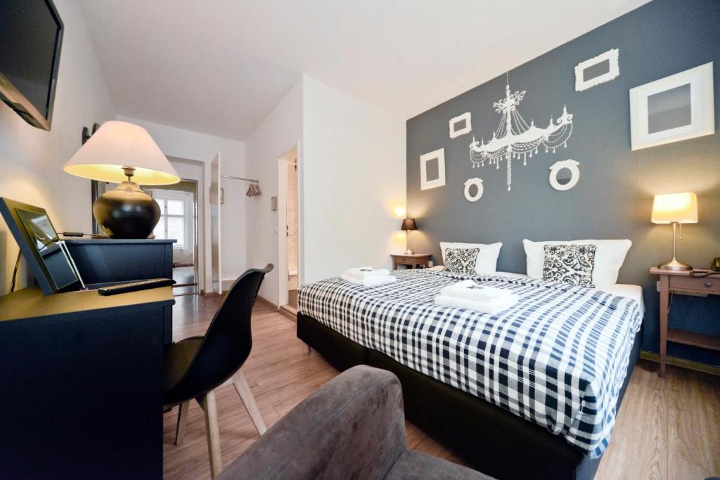 1 dormitorio con 1 cama con manta blanca y negra en Old Town Hotel, en Berlín