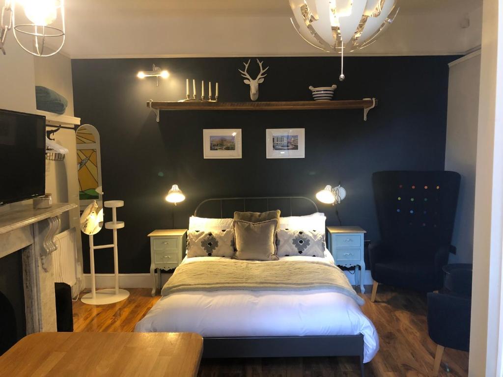 a bedroom with a bed with a black wall at Studio 77 - Stylish, Free Parking, Fast Wi-Fi, Netflix in Sheffield