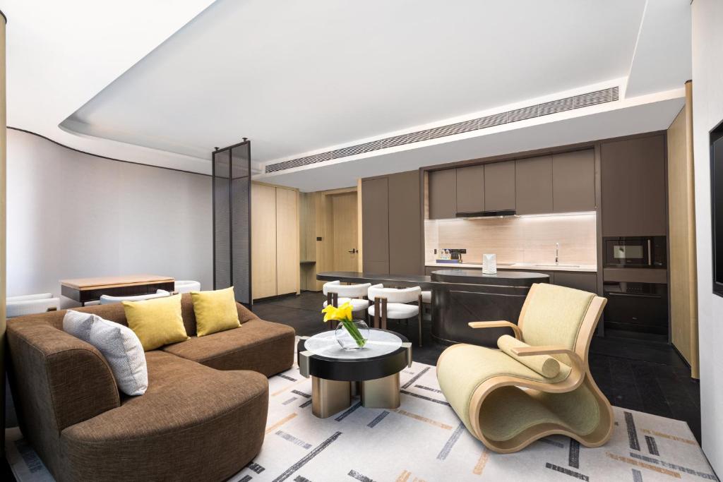 Kuchyň nebo kuchyňský kout v ubytování voco Suites Shanghai Hongqiao CBD by IHG
