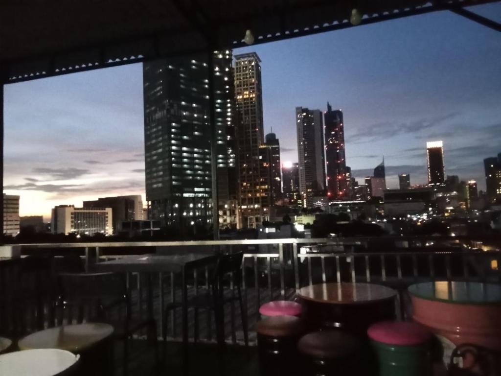 vista notturna sullo skyline della città di Multi 88 Syariah a Giacarta