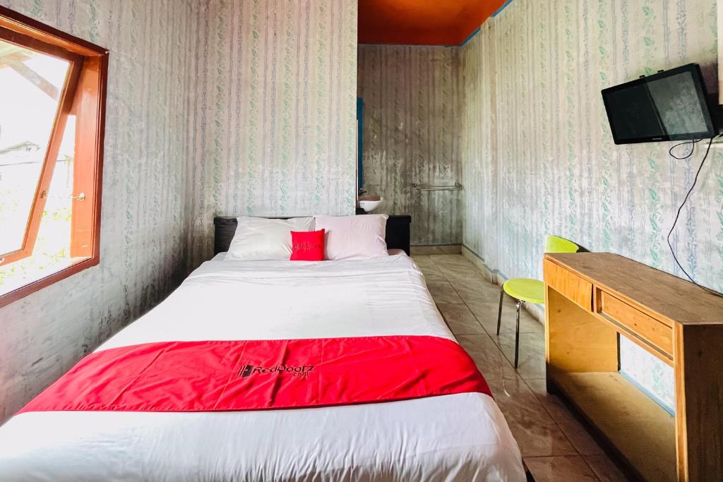 Postel nebo postele na pokoji v ubytování RedDoorz at Serdika Pavilion Berastagi