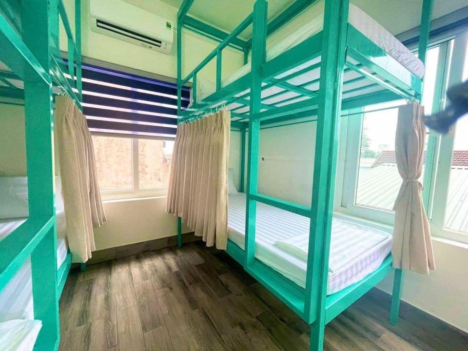 Giường tầng trong phòng chung tại Hue Loving Home & Cafe