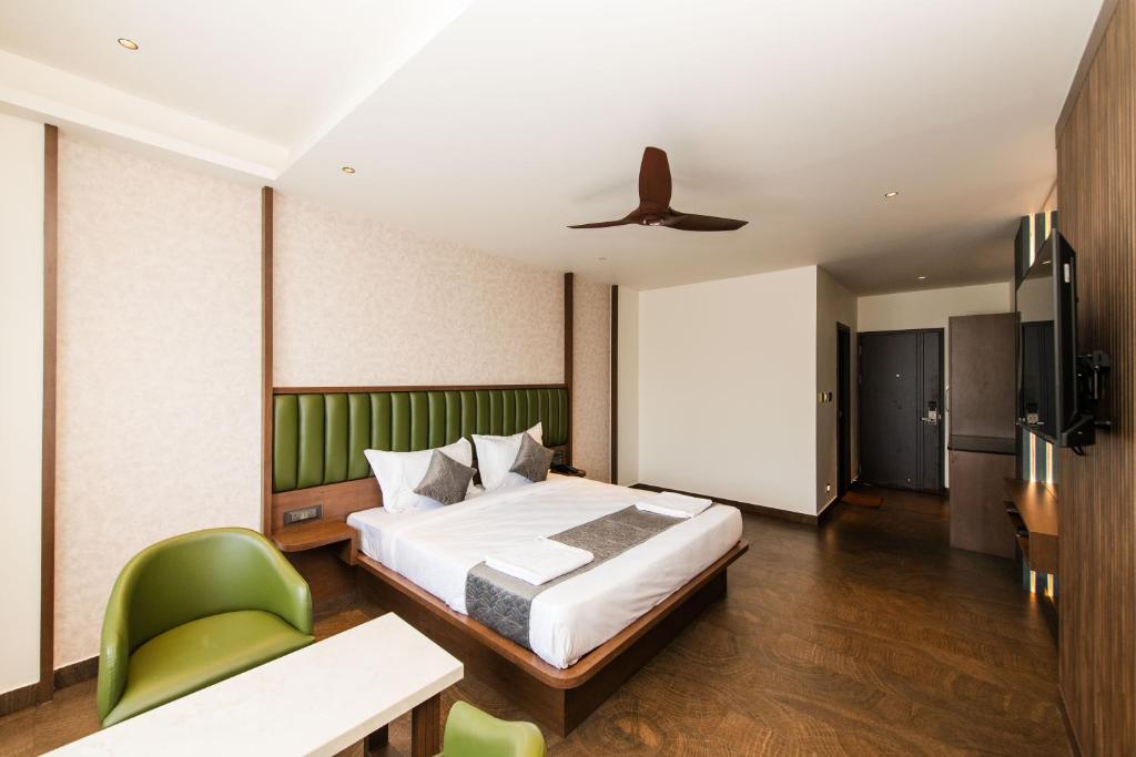Postel nebo postele na pokoji v ubytování Hotel Mysore Radiance