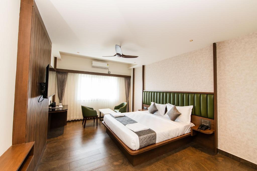 Postel nebo postele na pokoji v ubytování Hotel Mysore Radiance