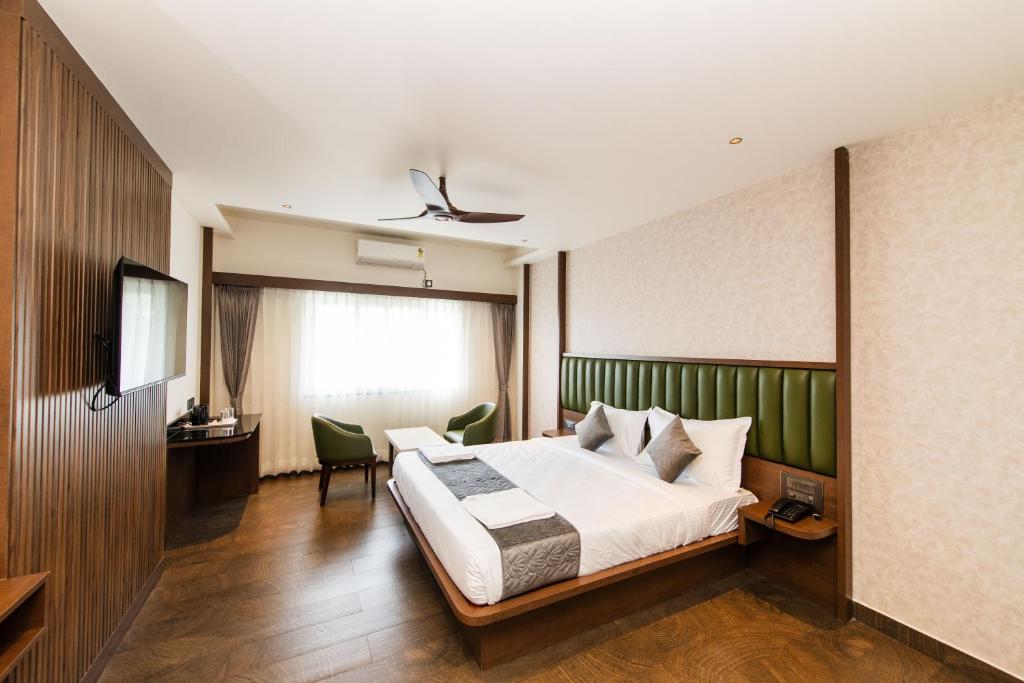 Postel nebo postele na pokoji v ubytování Hotel Mysore Radiance