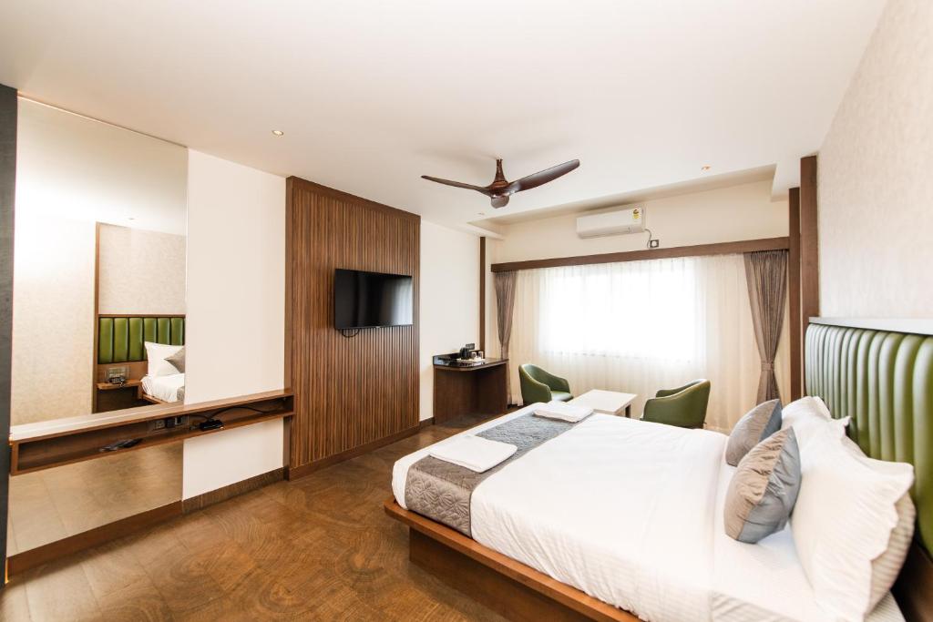 Postel nebo postele na pokoji v ubytování Hotel Mysore Radiance