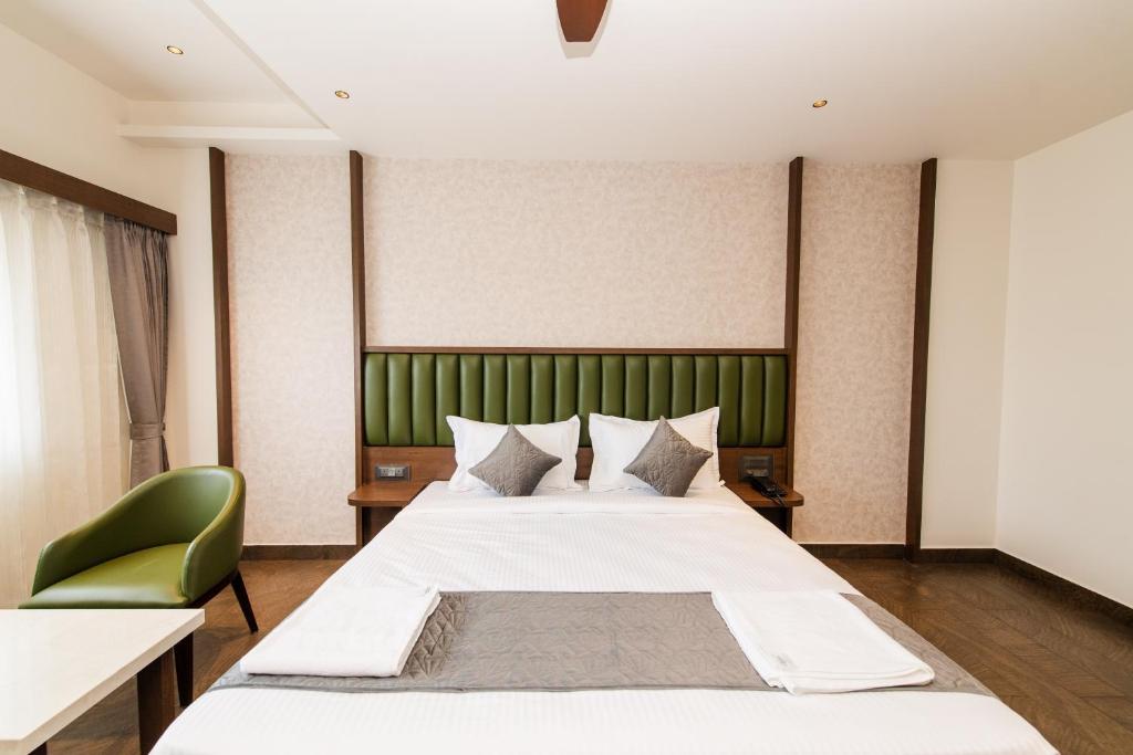 Postel nebo postele na pokoji v ubytování Hotel Mysore Radiance