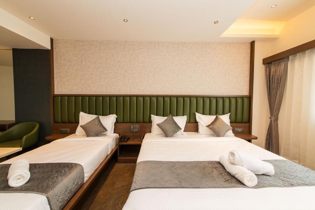 Postel nebo postele na pokoji v ubytování Hotel Mysore Radiance