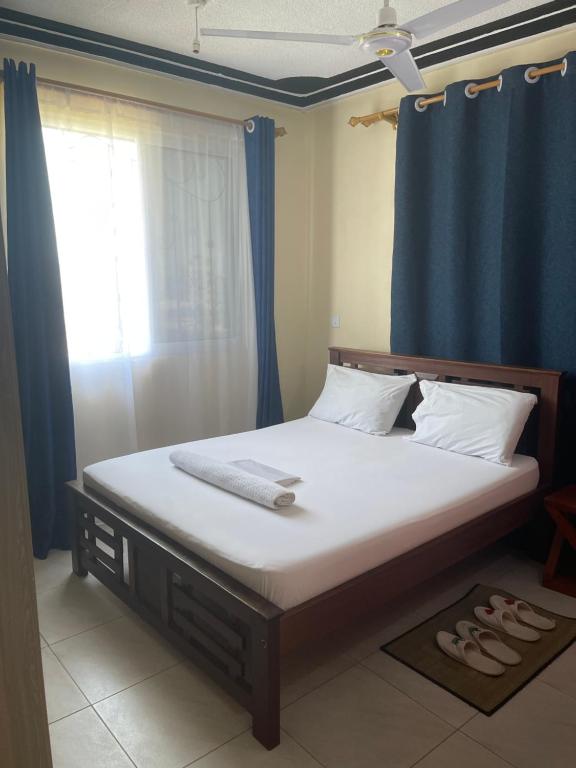 Postel nebo postele na pokoji v ubytování Greyline One Br with an Extra bed Bamburi
