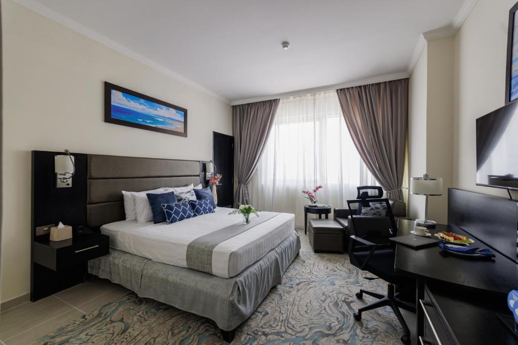 Postel nebo postele na pokoji v ubytování The Royal Riviera Hotel Doha