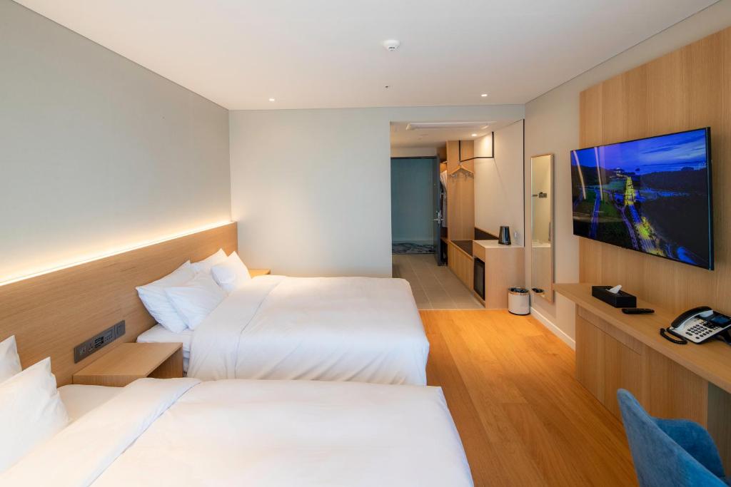 TV a/nebo společenská místnost v ubytování Haenam 126 Hotel
