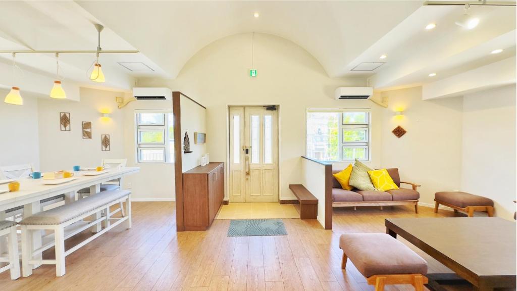 a living room with a couch and a table at Hale Luana in Onna