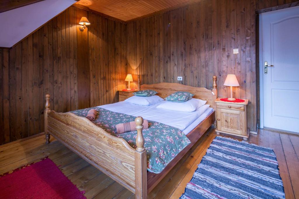 dziewczynka leżąca na łóżku w sypialni w obiekcie Willa Alpina w Zakopanem