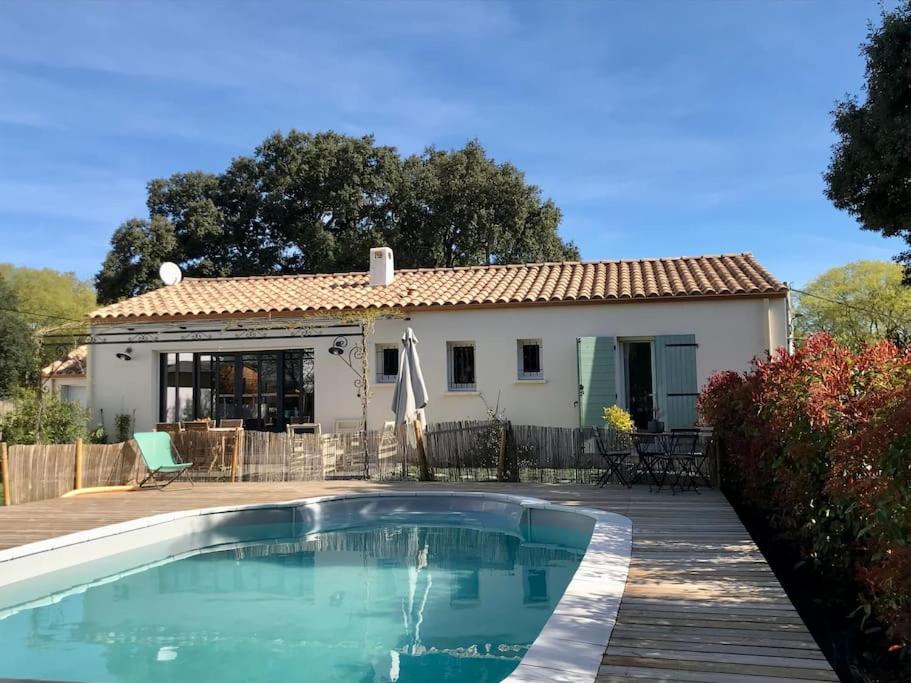 une maison avec une piscine devant dans l'établissement Villa avec piscine proche de Nîmes et Montpellier, à Sardan