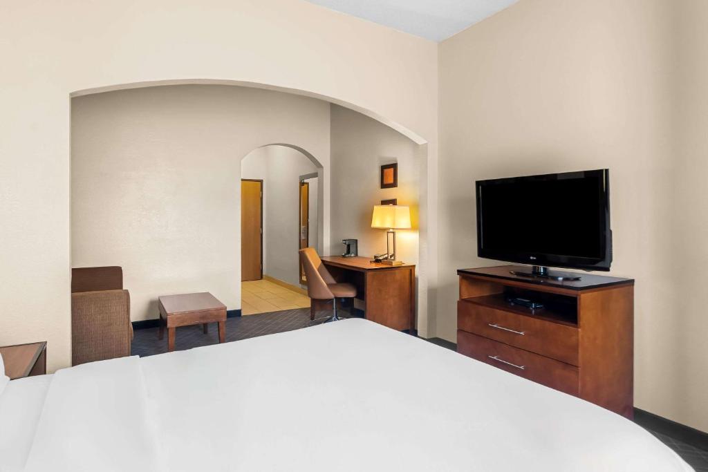 Comfort Suites Vincennes - One Room Suite With Whirlpool - Non Smoking