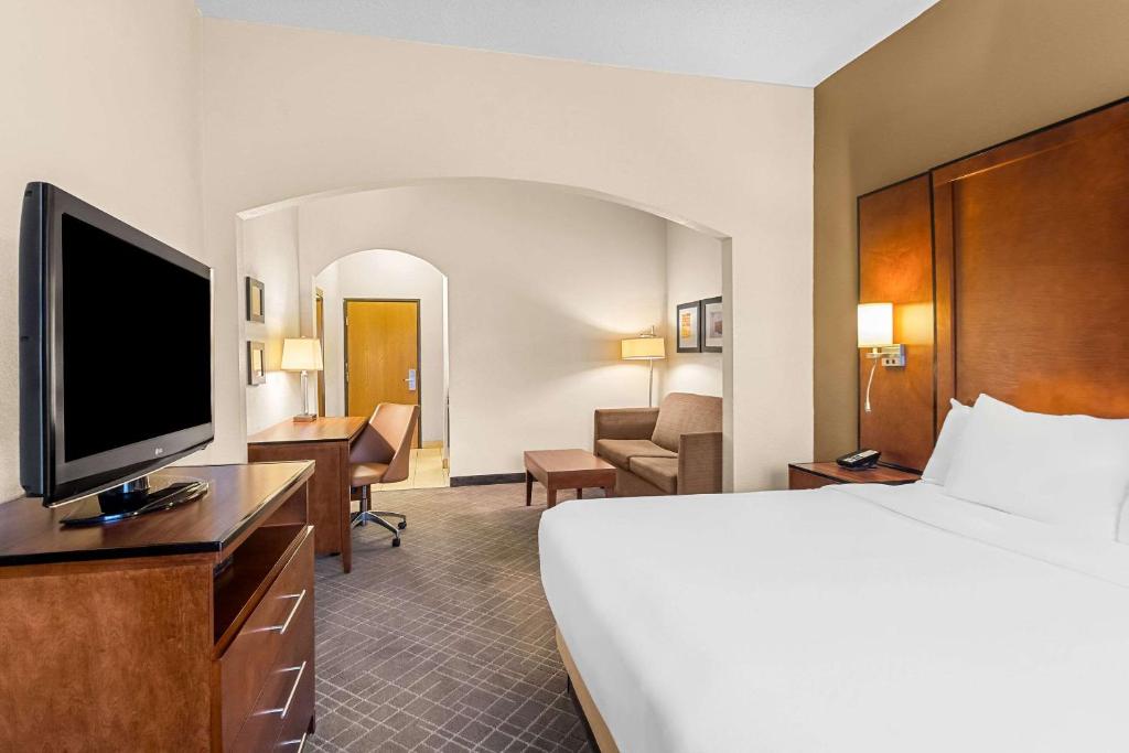 Comfort Suites Vincennes - King Suite With Sofa Bed - Non-Smoking