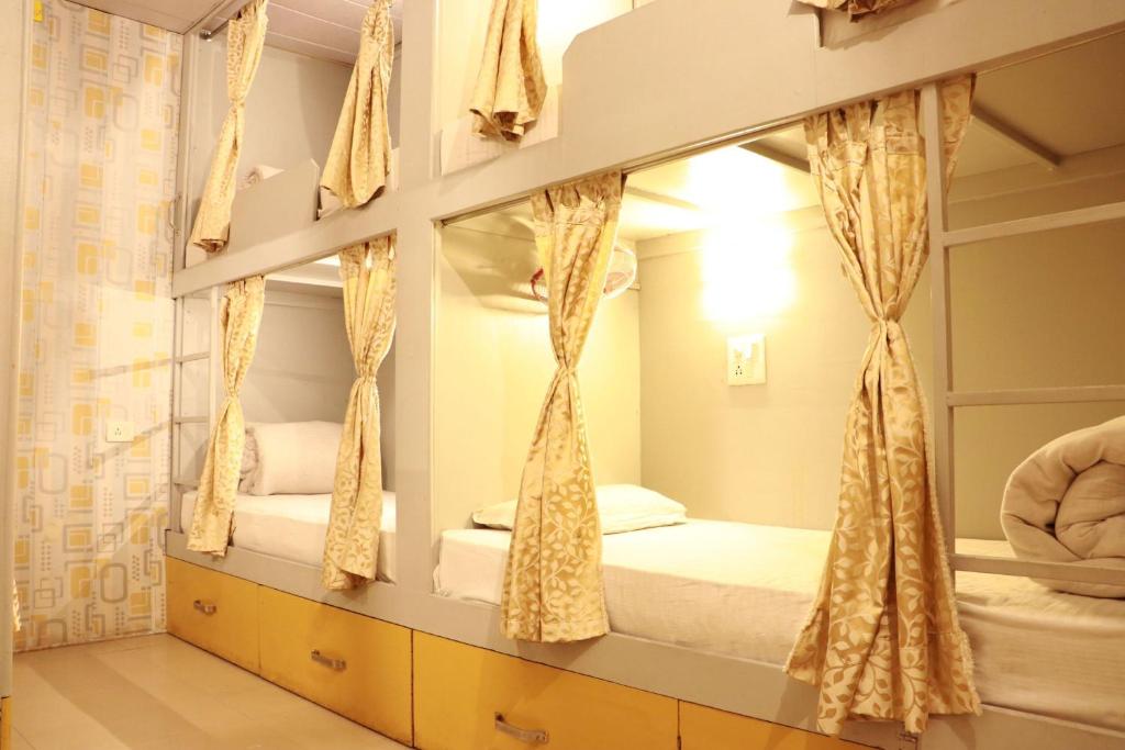 Letto o letti in una camera di Shiv Shakti Hostel