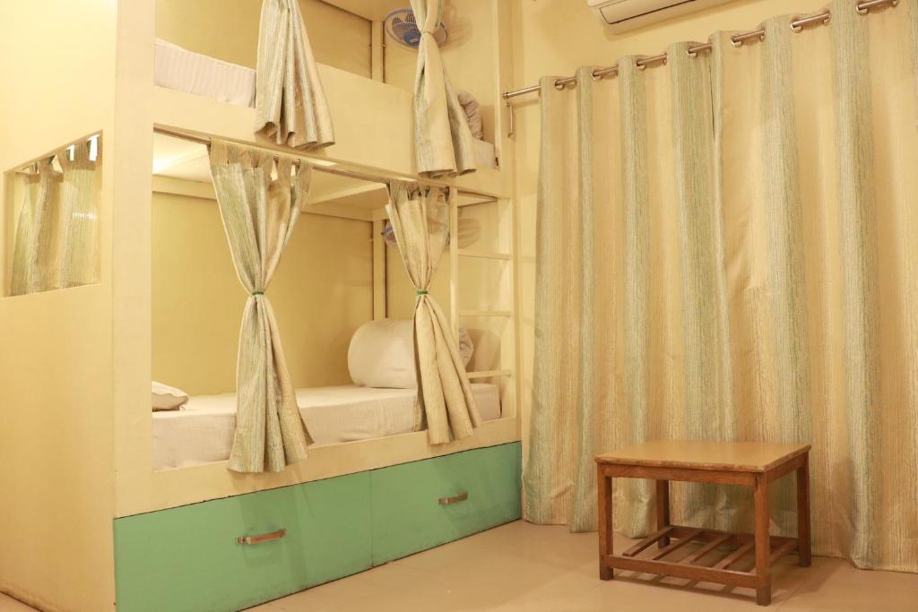 Letto o letti in una camera di Shiv Shakti Hostel