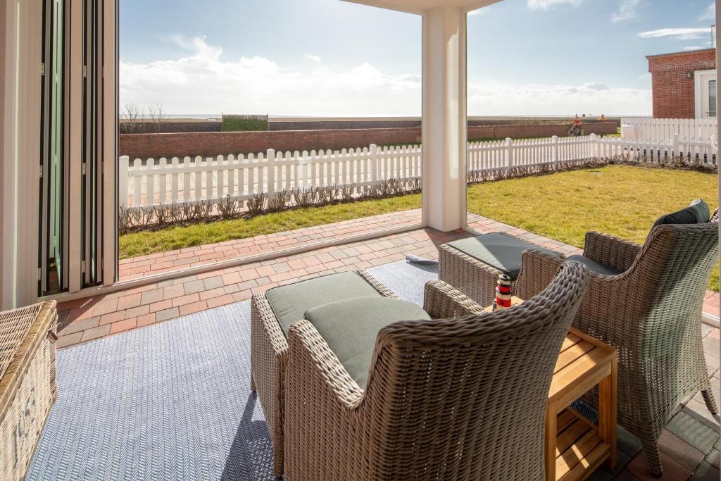 Balkón nebo terasa v ubytování Deichsonne - mit Wintergarten und Blick Richtung Wattenmeer