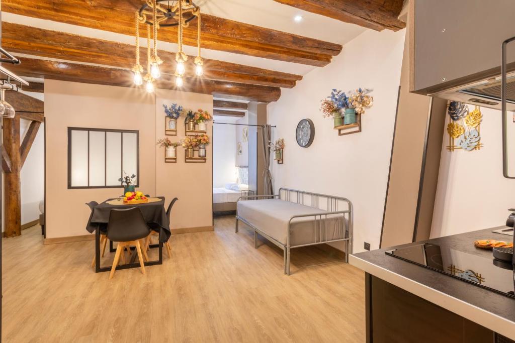 une cuisine et un salon avec une table et un lit dans l'établissement Adira Marseille Panier 2 étoiles, à Marseille