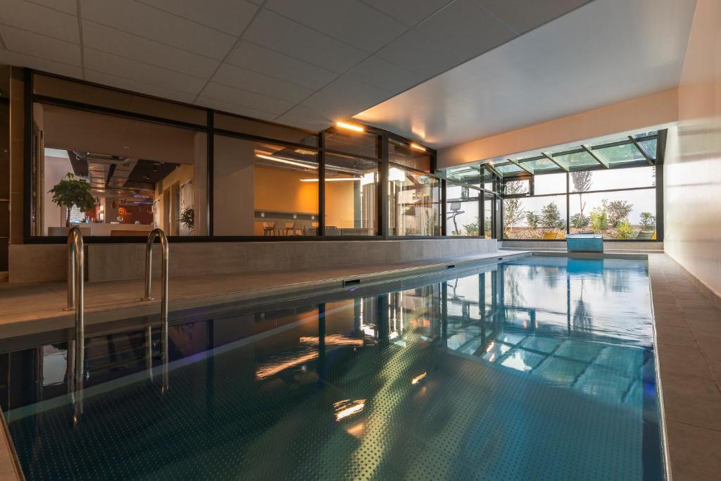 Bazén v ubytování Nomad Hotel Dijon nebo v jeho okolí