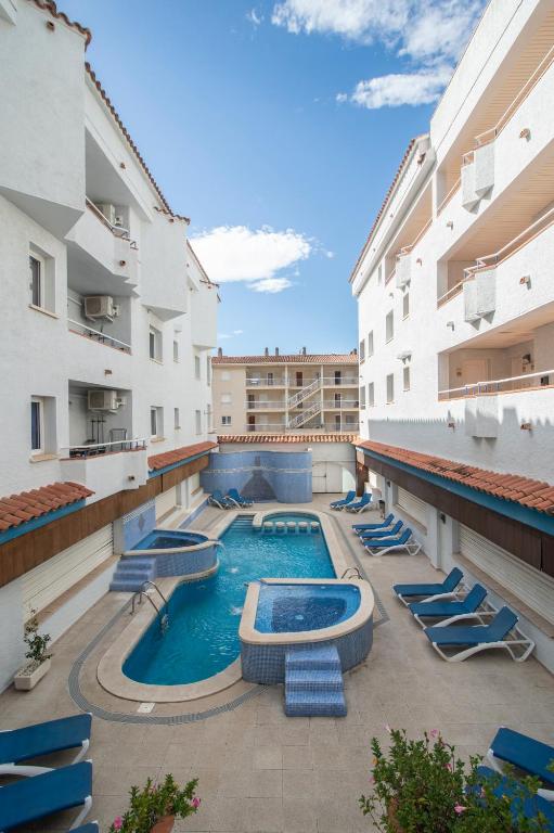 a swimming pool in the middle of a building at Apartamentos Empuriabrava Maurici Park in Empuriabrava